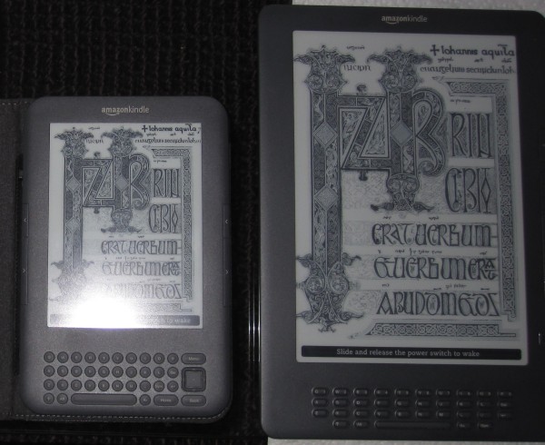 Kindle 3 kontra Kindle DX 2 - porównanie wielkości. Zdjęcie zaczerpnięte z http://ireaderreview.com/kindle-3-labs/kindle-3-comparison-photos/